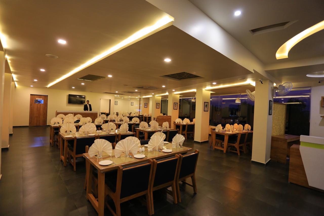 The Grand Raveta Hotel Pātan Buitenkant foto