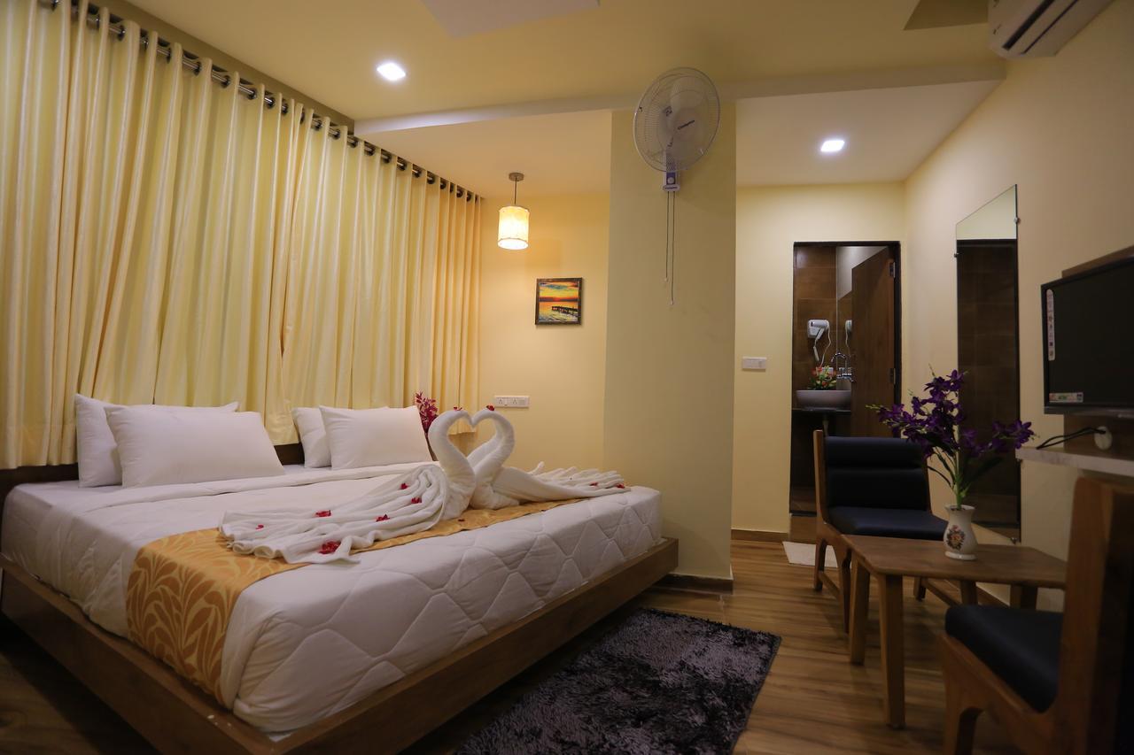 The Grand Raveta Hotel Pātan Buitenkant foto