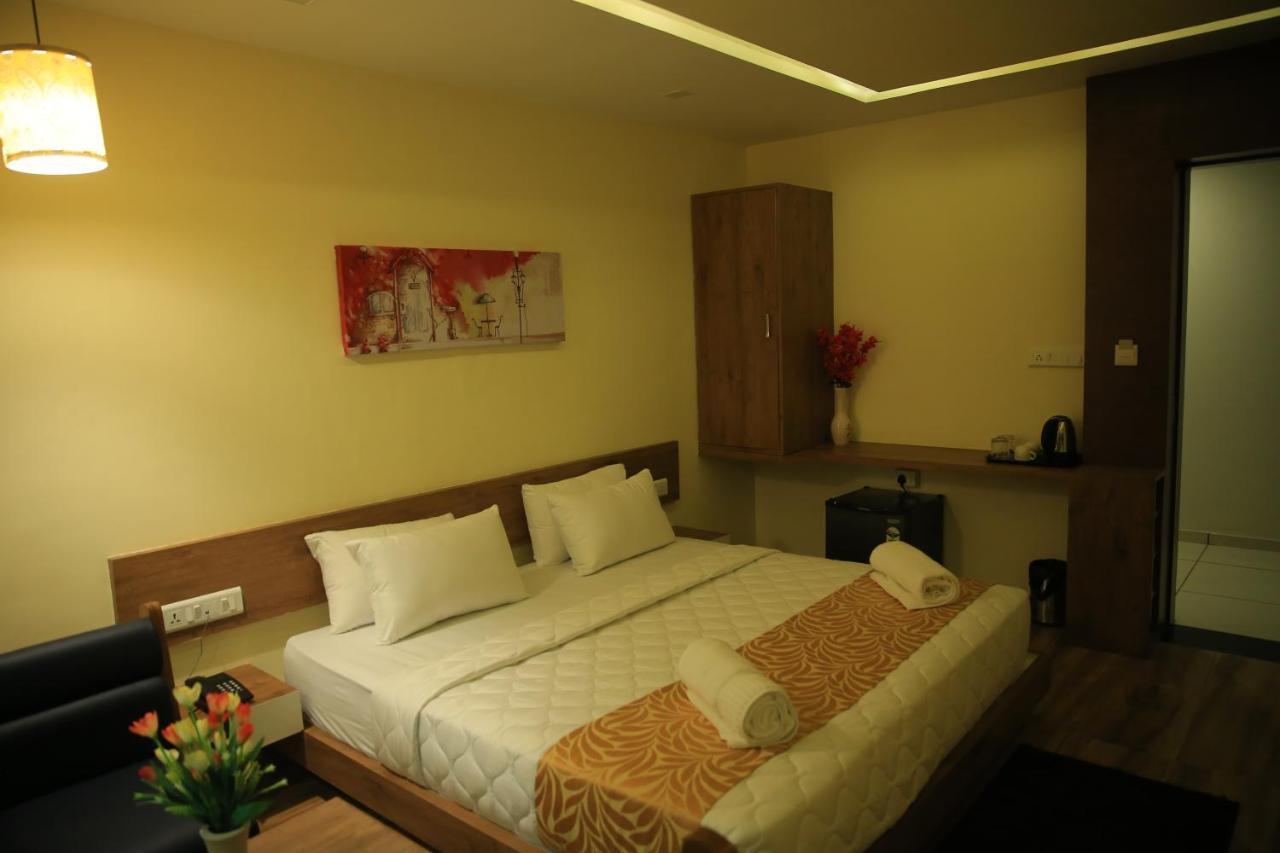 The Grand Raveta Hotel Pātan Buitenkant foto