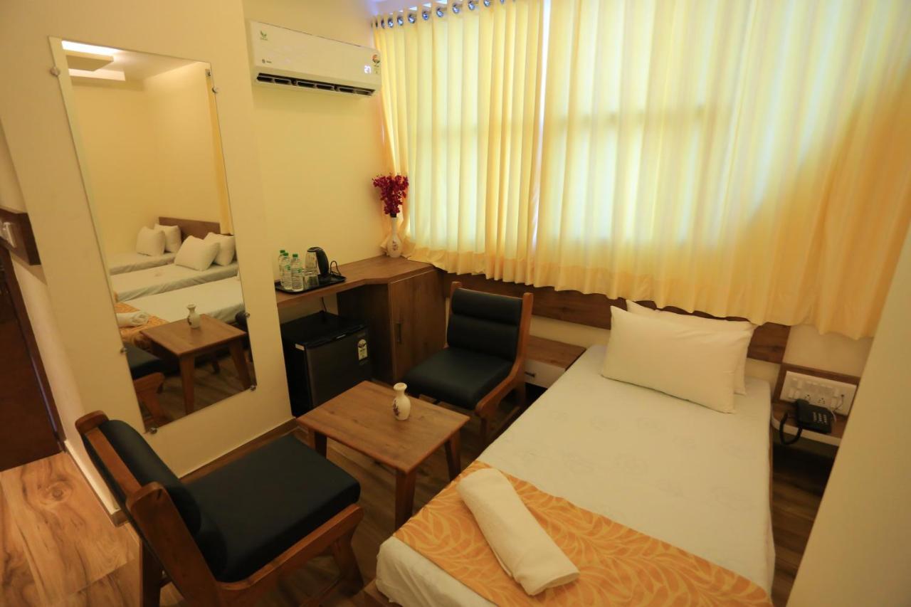 The Grand Raveta Hotel Pātan Buitenkant foto